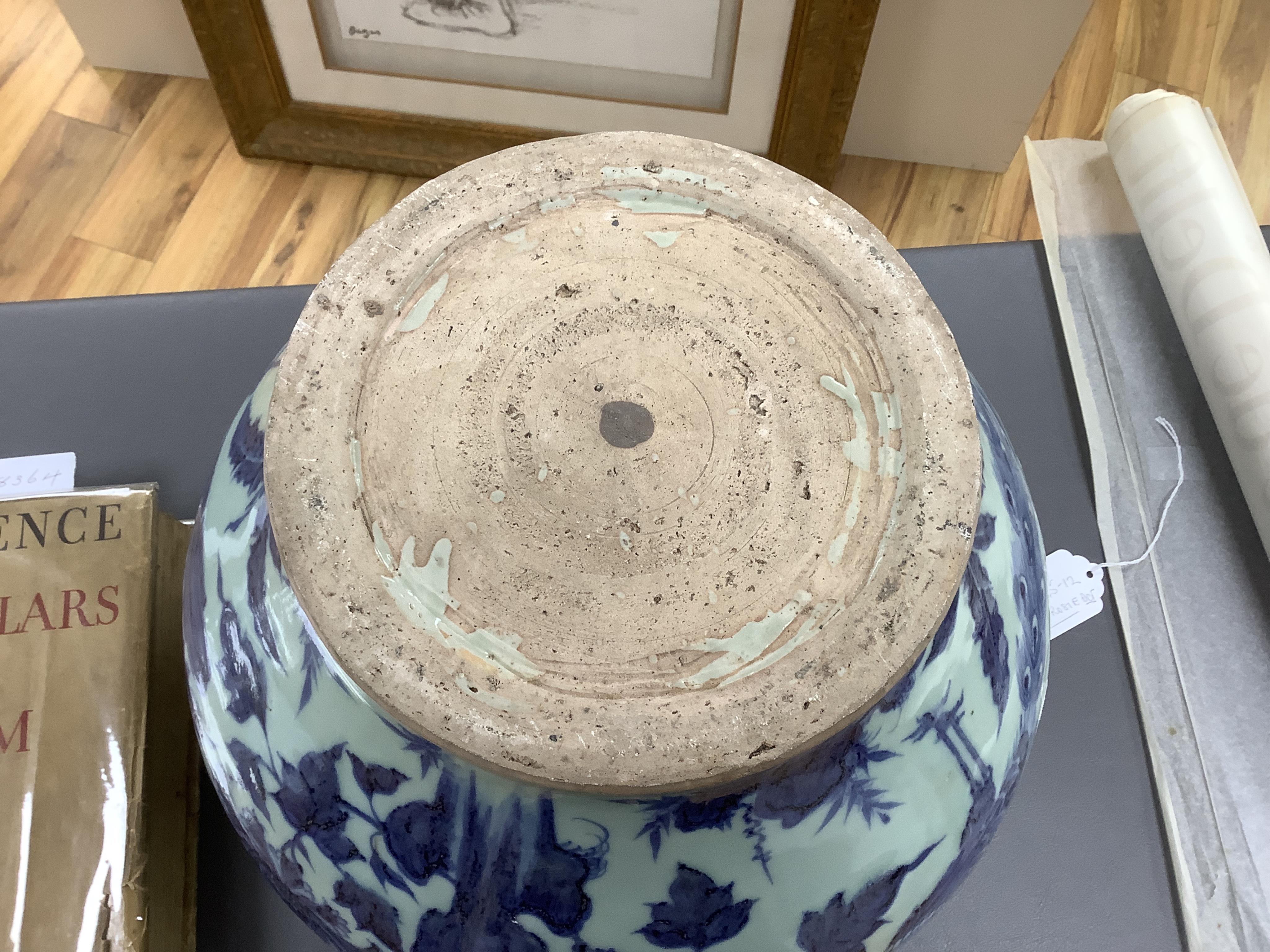 A large Chinese blue and white floral jar, 29cm high